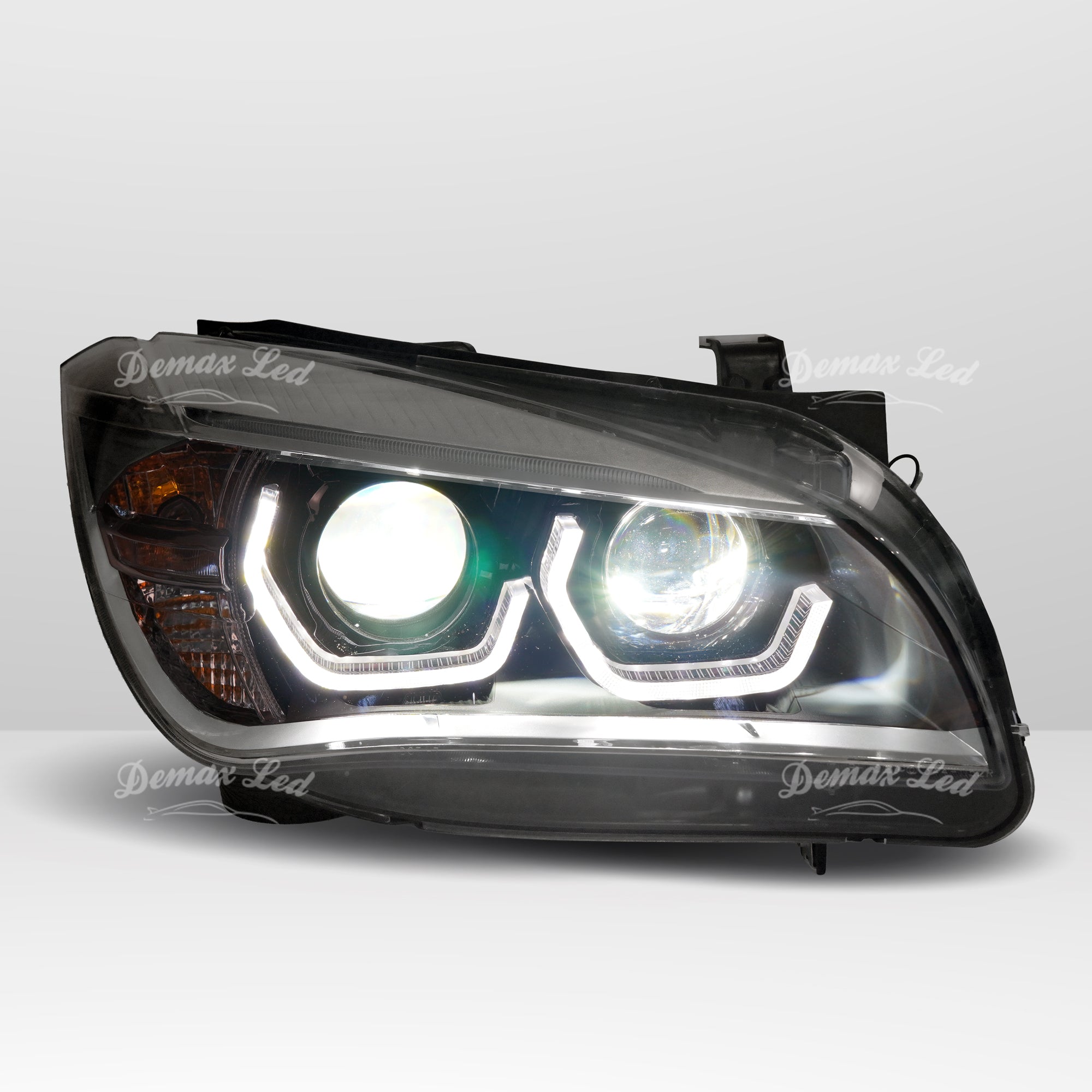 BMW X1 E84 LED headlights High beam active
Phares LED BMW X1 E84 feux de croisement allumés 2